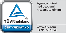 Opiekunka seniorów pracuje w kuchni